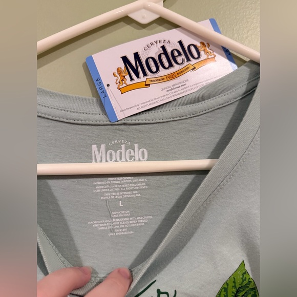 Modelo Graphic Tee - Picture 5 of 6